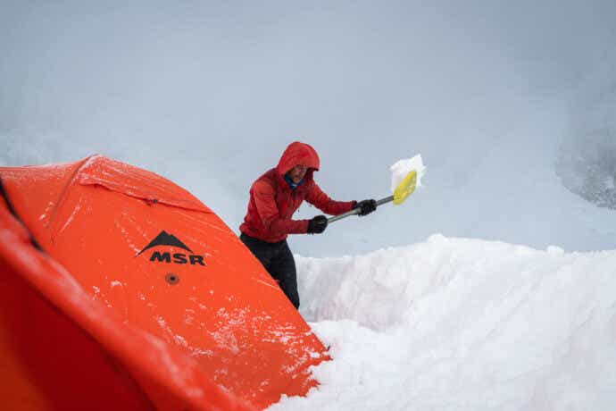 雪の中にあるMSRのテント