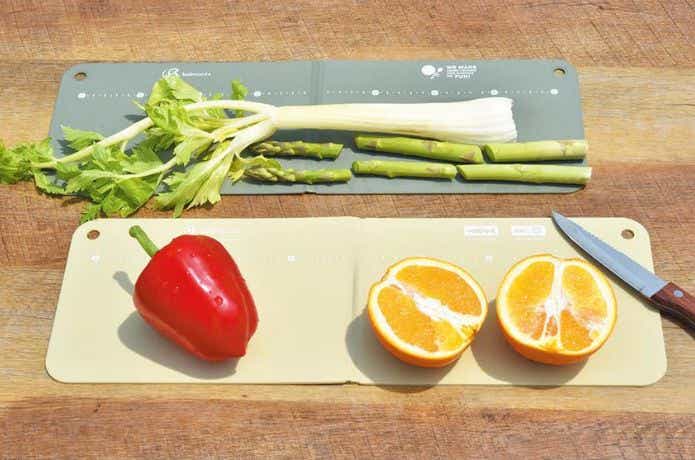 ベルモントのまな板で野菜を切る