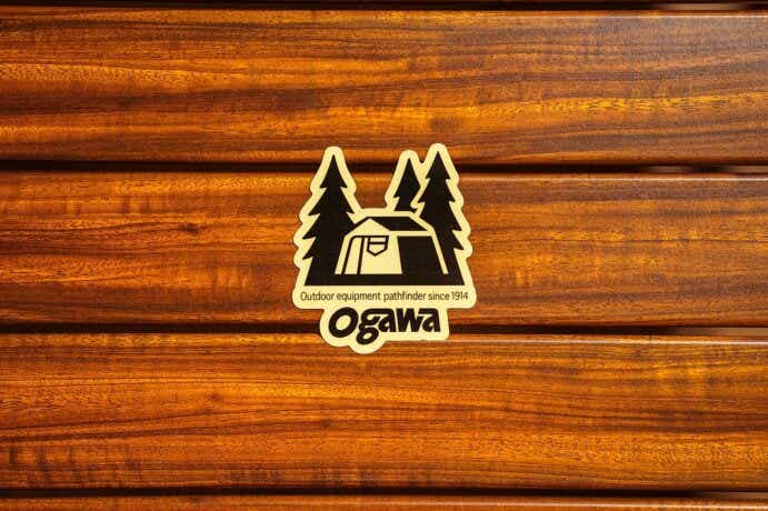 テーブルの上に置かれたOGAWAのステッカー