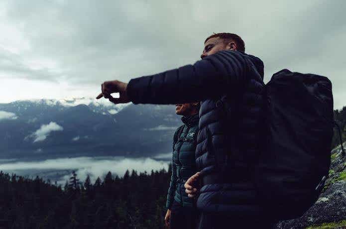 インサレーテッドジャケットを着て登山をする2人