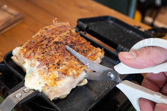 ハサミで豚バラ包みチーズをカット
