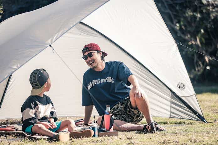 キャンプを楽しむ親子