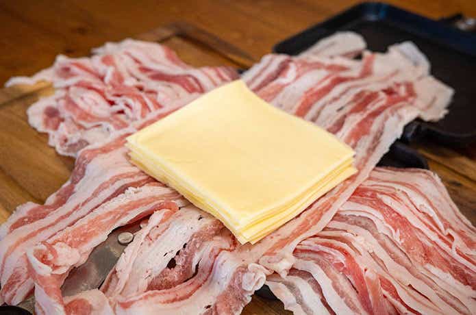 豚バラの真ん中にチーズをセット