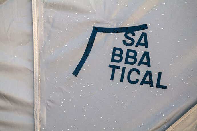 サバティカルのロゴが見えるテント