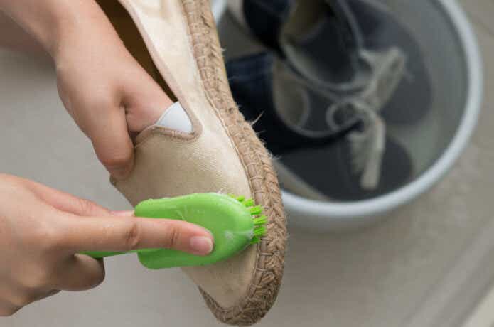 ブラシで靴を洗う