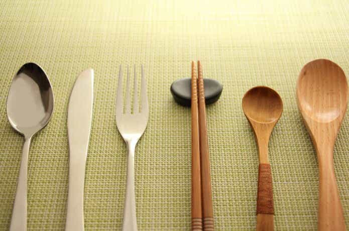 木のフォークと木のスプーンと箸、ステンレスのナイフとフォーク