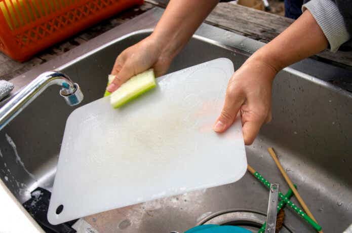 プラスチックのまな板を洗う