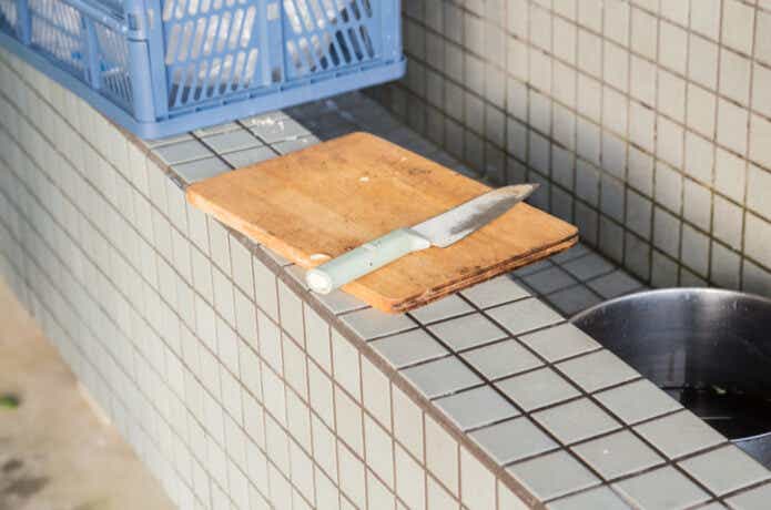 洗い場に置いてあるまな板と包丁
