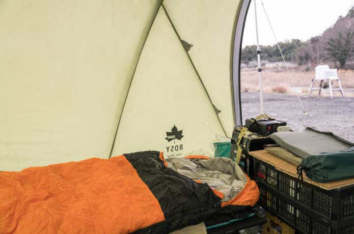 テント内のコットに敷かれた封筒型シュラフ
