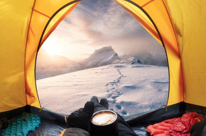 コーヒーを飲みながらテント内から見る雪景色