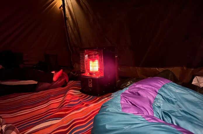 夜のキャンプでテントの中にあるストーブ
