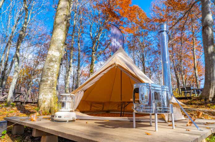 秋のキャンプでテントとストーブ