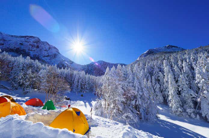 雪山のキャンプ地