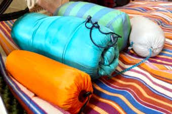 【2023年版】コンパクトな寝袋おすすめ23選！3シーズン・夏・冬用の人気アイテム