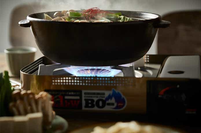 イワタニのBO—プラスで鍋料理を作っている