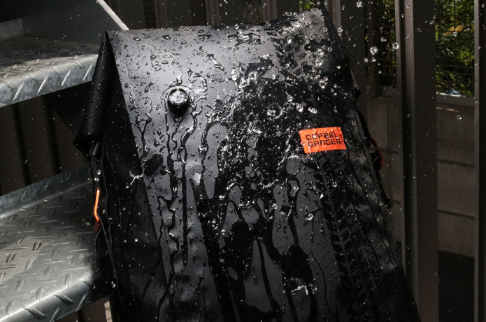 雨に打たれる防水バッグ