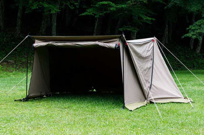 芝生にテンマクデザインのテントを張る
