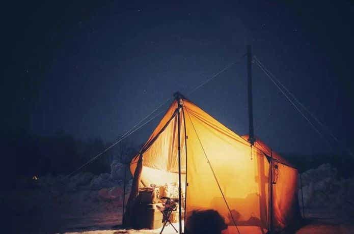 雪が積もる夜にキャンプとテント