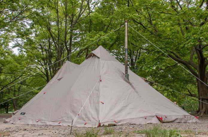 キャンプ場で煙突があるフィールドアのテント
