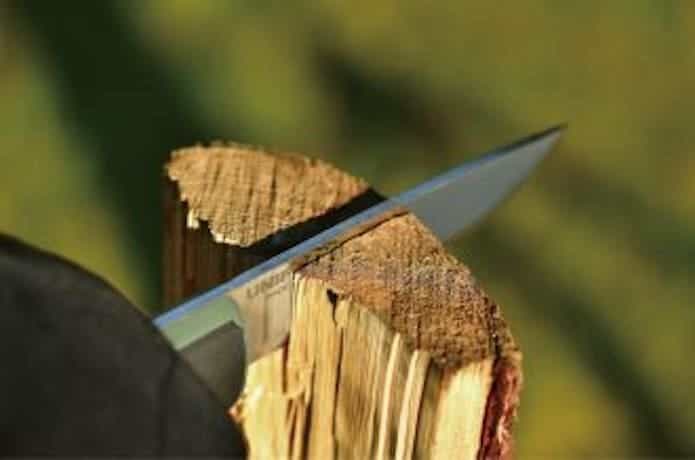 ナイフの刃が薪に食い込んでいる