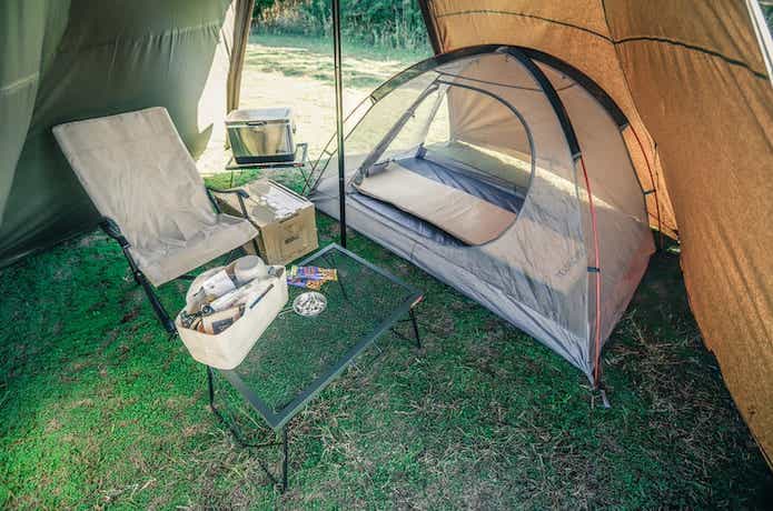 TCワンポールテントのなかに小さなテントやチェアが置かれている