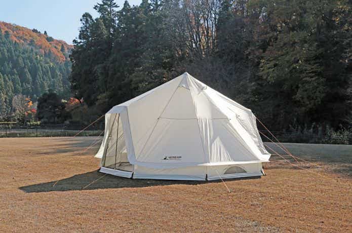 冬キャンプで白色のテントを張る