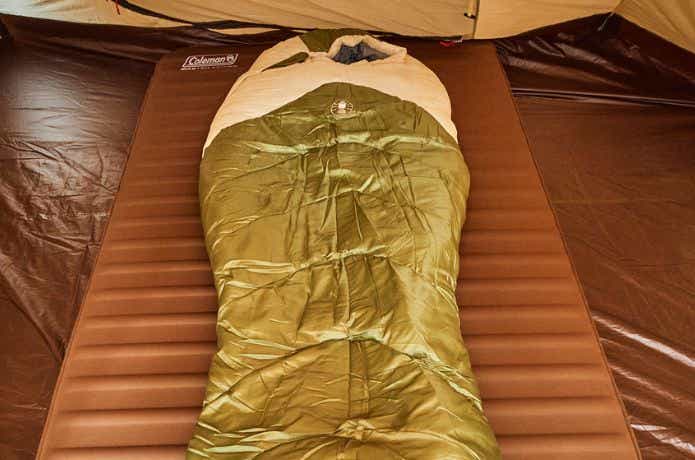 テントに置かれたコールマンのカーキ色の寝袋