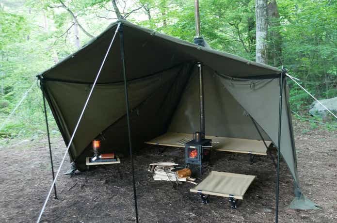 薪ストーブ用テントで薪ストーブを使用している様子