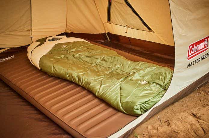 コールマンのテントに置かれたコールマンの寝袋