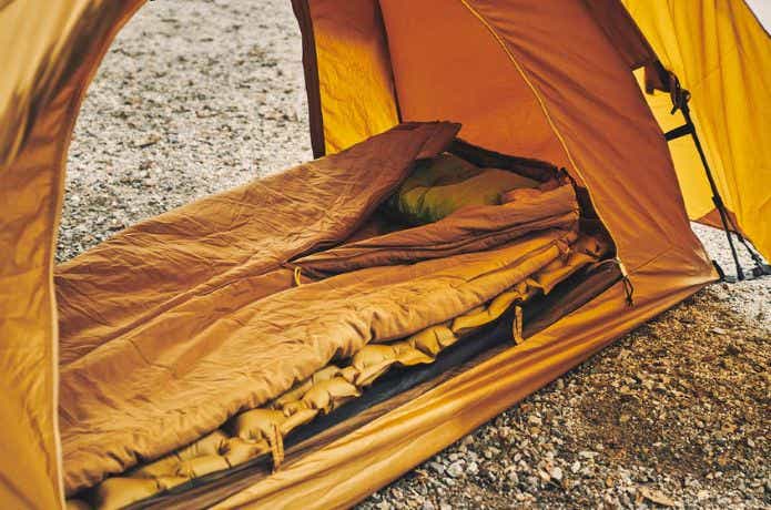テントに置かれたオレンジの寝袋