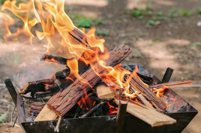 焚き火台で薪を燃やしている