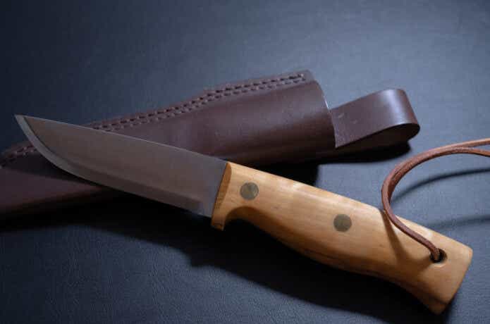 カーボンスチールの刃を採用したナイフ