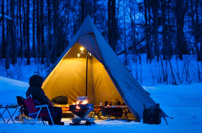 夜の冬キャンプでテントとランタンと焚き火台