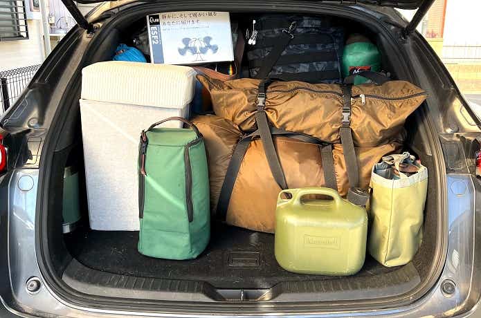キャンプになれば荷物満載の車内。これが月1～2回。