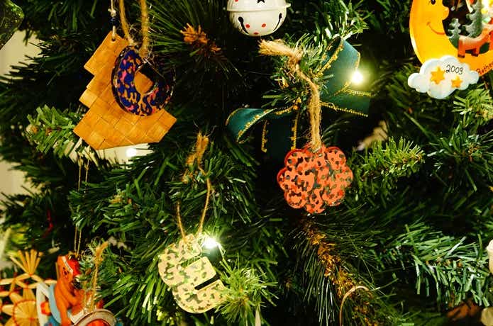 カモフラージュゲームミッケをクリスマスツリーに飾る