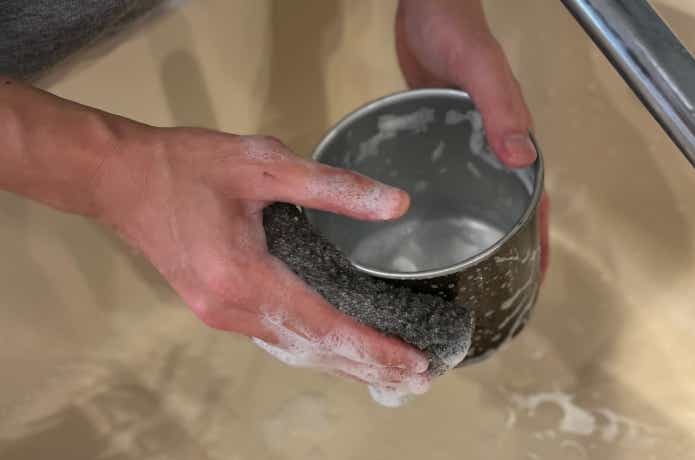 アルミ製のクッカーを洗剤で洗う