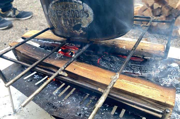 焚き火台で飯盒を熱する