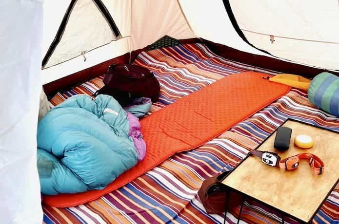 テントのなかに寝袋マットを敷いている