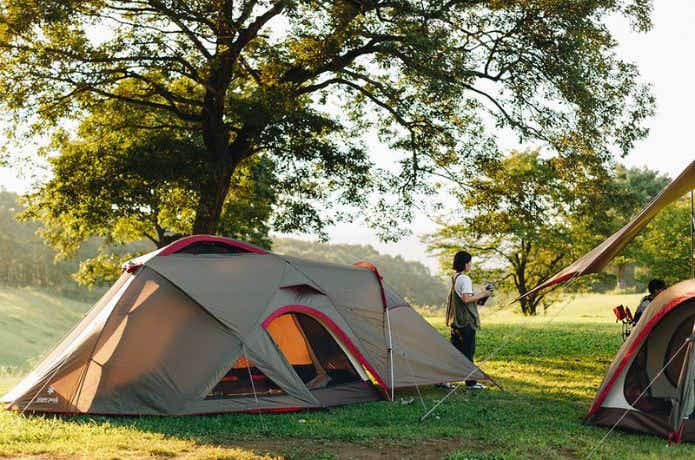 夕暮れのキャンプ場とテント
