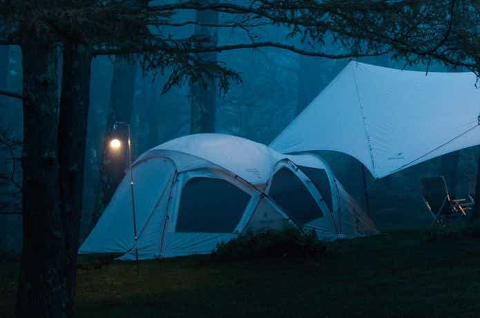 夜のキャンプ場とスノーピークのテント