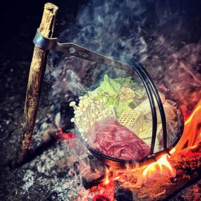 南部鉄器の鉄鍋で調理されたすき焼き