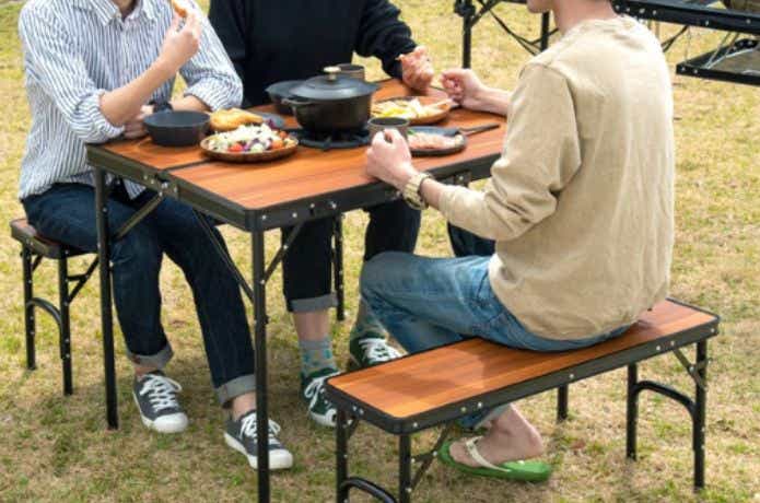 アウトドアテーブルセットで鍋を食べる3人
