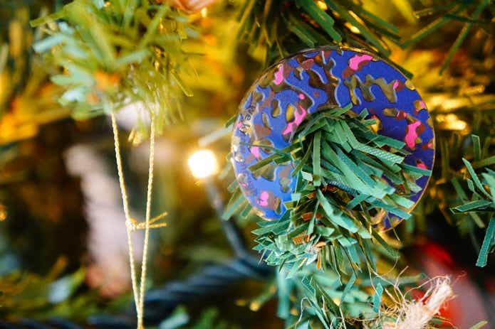 カモフラージュゲームミッケをクリスマスツリーに飾る