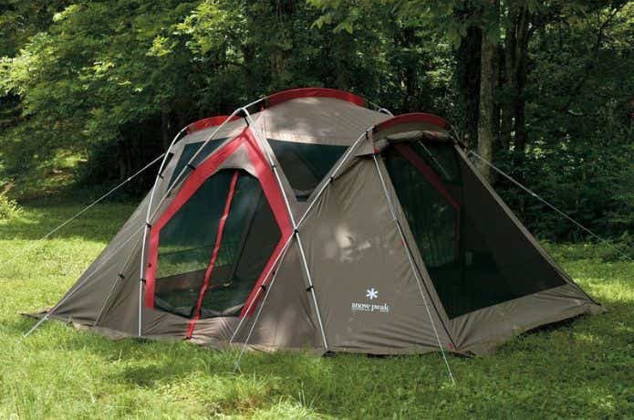 キャンプ場でシェルター型のテント