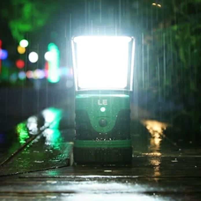 Lepro「USB充電式超高輝度調光調色LEDランタン」が雨の中で点灯している