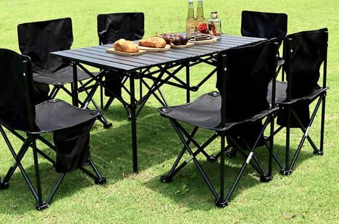 芝の上にある黒いアウトドアテーブルセット