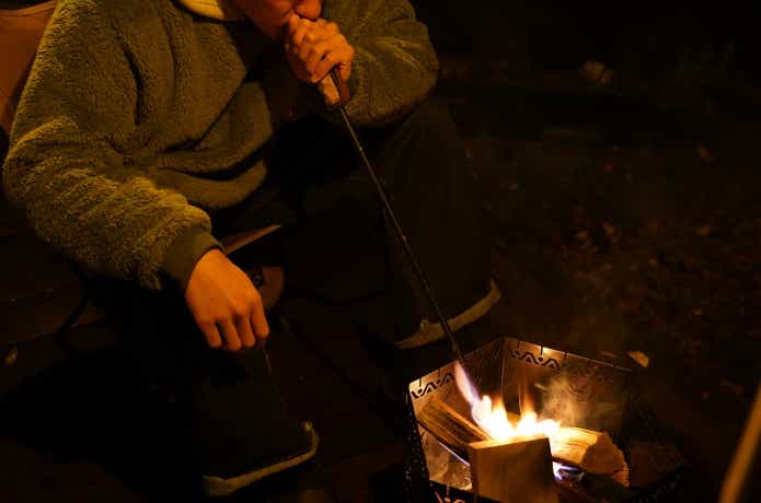 ナフコの難燃シャギーボアクルーネックを焚き火で着ている