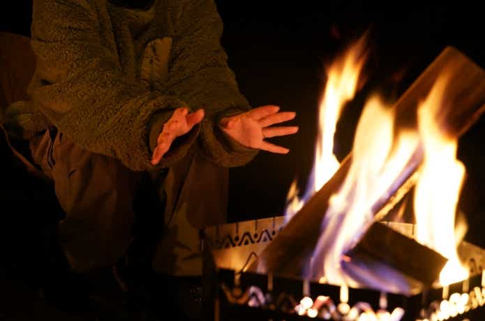 ナフコの難燃シャギーボアクルーネックを焚き火で着ている