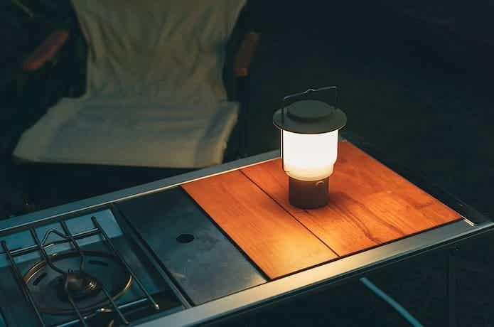 おしゃれなテーブルの上で発光するランタン