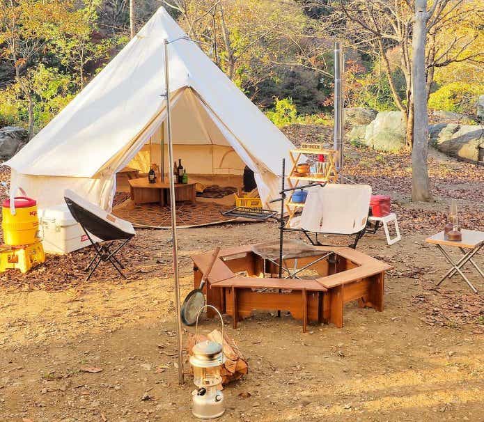 ナチュラルなベル型テントとウッド系カラーで揃えられた冬キャンプ